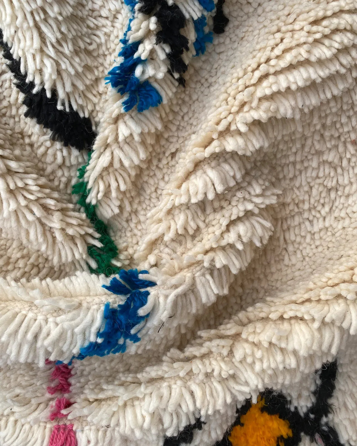 Berber Symbol Azilal Rug, detail of the pile and the woven edge