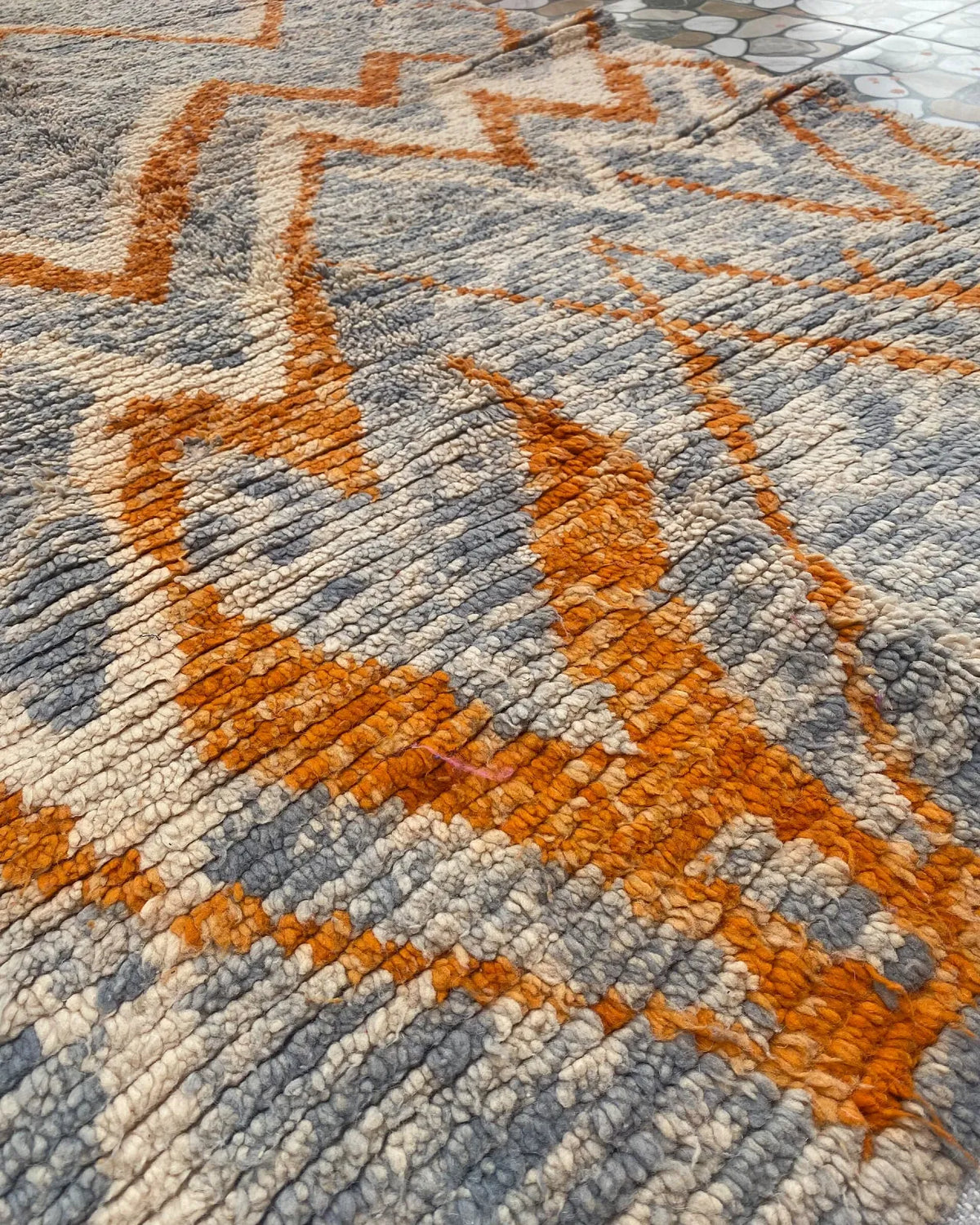 Gray and Orange Zigzag Moroccan Rug, close-up of the pattern in the wool
