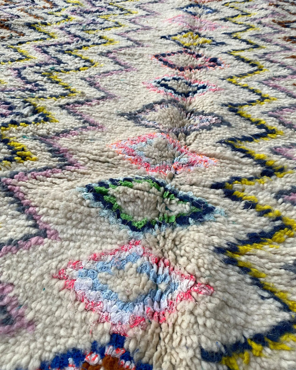 Multicolor Zigzag Moroccan Rug, close-up of the pattern in the wool
