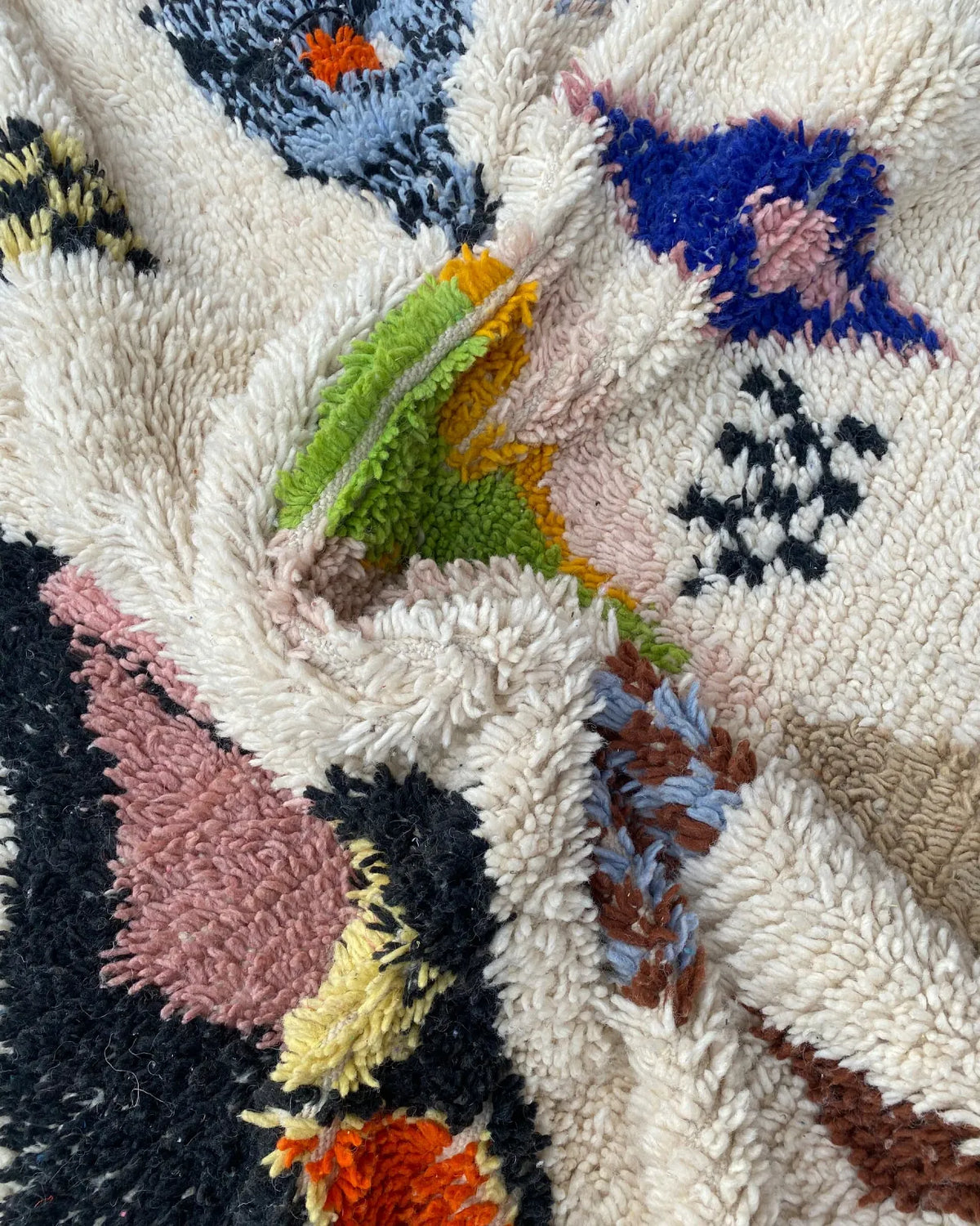 Painted Diamond Azilal Rug, detail of the pile and the woven edge