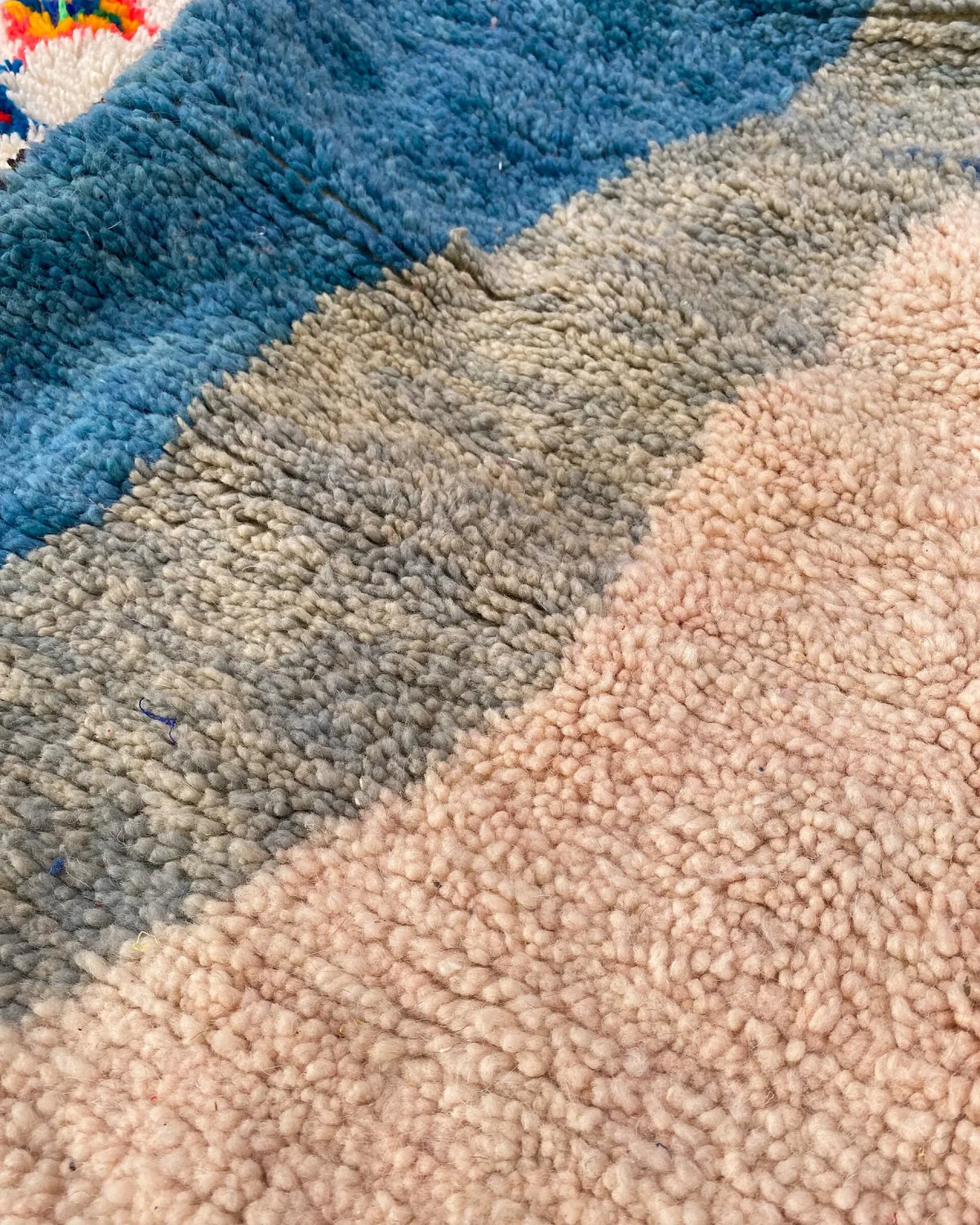 Pastel Abstract Art Moroccan Rug, detail of the pile and the woven edge