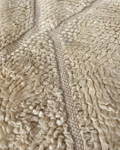 Cream Diamond Relief Beni Ourain Rug, detail of the pile and the woven edge