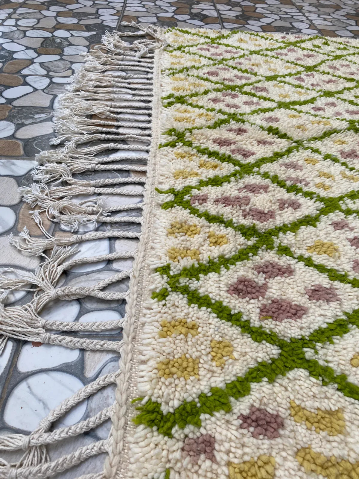 Green Lattice Beni Ourain Rug, detail of the lattice along the fringed end