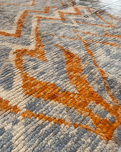 Gray and Orange Zigzag Moroccan Rug, close-up of the pattern in the wool