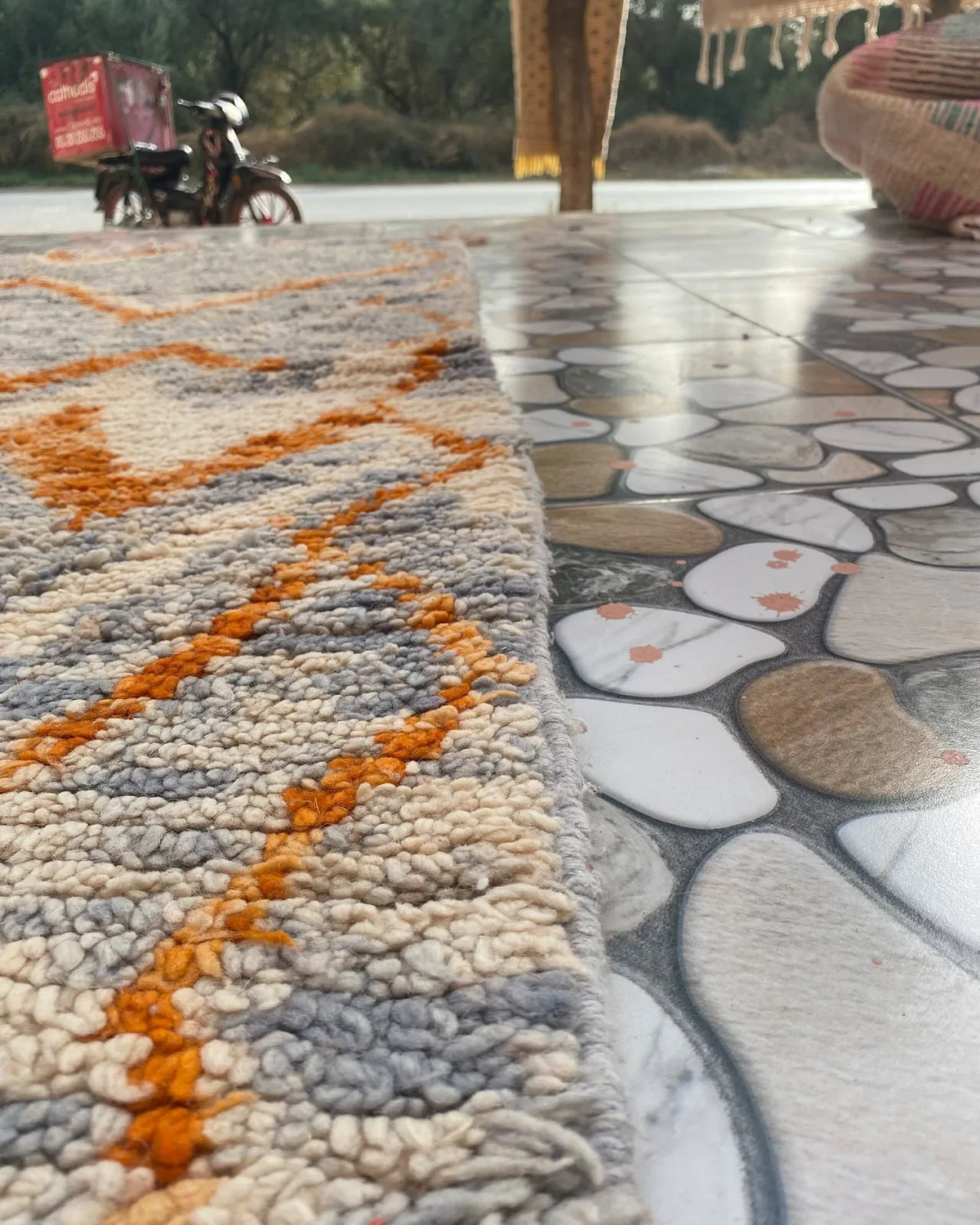 Gray and Orange Zigzag Moroccan Rug, detail of the pile and the woven edge