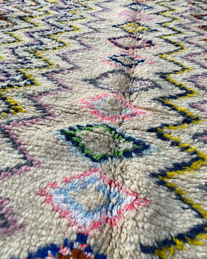 Multicolor Zigzag Moroccan Rug, close-up of the pattern in the wool