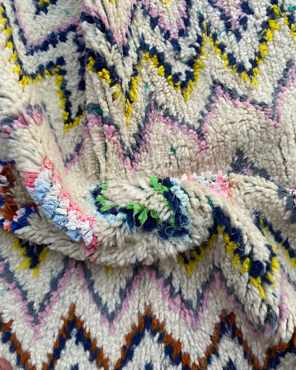 Multicolor Zigzag Moroccan Rug, detail of the pile and the woven edge