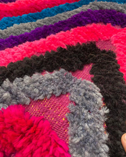 Pink and Blue Chevron Moroccan Rug, close-up of the hand-knotted wool pile