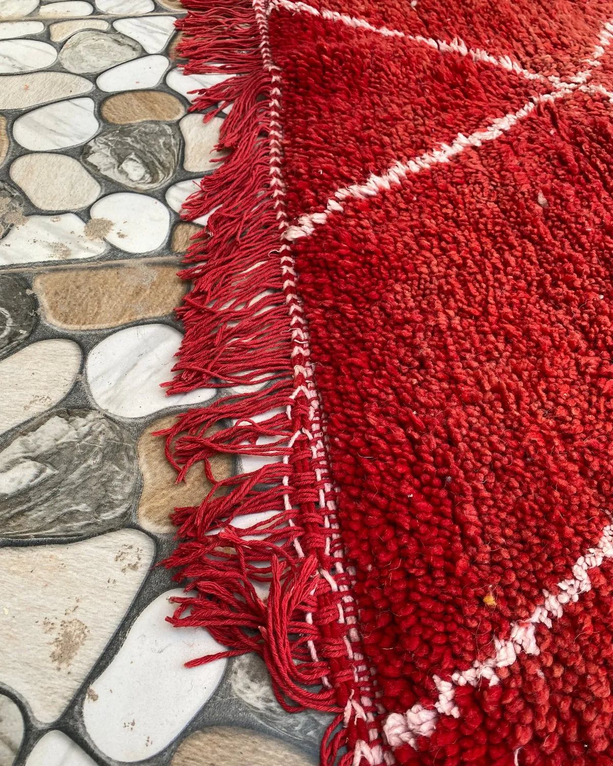 Red Lattice Beni Ourain Rug, detail of the pile and the woven edge